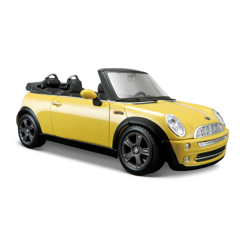 Мини 24. Maisto Mini Cooper 1:24. Модель Mini Cooper Cabrio 1/24. Mini Mini Cooper 2004. Машина модель желтый миникупер.